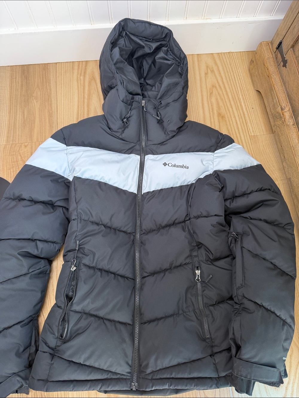 Columbia Hooded Puffer Jacket in Black with Light Gray Chevron szie medium